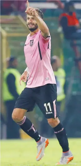  ??  ?? L’esultanza di Alberto Gilardino, attaccante del Palermo, dopo l’1-1