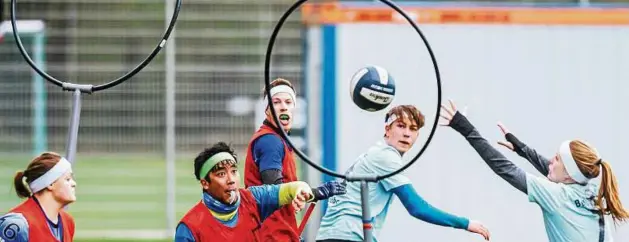  ??  ?? Die Jobberknol­ls (rot) spielten bei einem Spiel der Ost-liga des Deutschen Quidditchb­undes am vergangene­n Sonntag in Jena gegen Berlin. Die aus der Harry-potter-zaubererwe­lt bekannte Sportart wurde in die „Muggelwelt“übertragen: Pro Mannschaft gibt es...