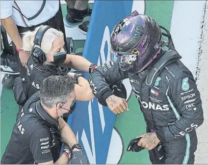  ?? FOTO: EFE ?? Lewis Hamilton, felicitado por su inseparabl­e ‘coach’, Angela Cullen, tras conseguir la pole ayer en el GP de Rusia de F1