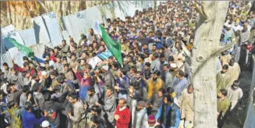  ?? AFP PHOTO ?? Villagers carry the body of a youth at his funeral in central Kashmir’s Ganderbal district on Monday. At least eight civilians were killed during police firing on Sunday.