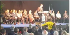  ?? (Photos A. P.-B.) ?? Le maire et les élus devant une salle comble.