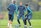  ?? REUTERS ?? Tottenham manager Mauricio Pochettino will hope that Harry Kane (centre) finds his scoring range against Chelsea on Saturday.