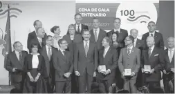  ?? Foto: EFE ?? König Felipe mit Ehrengäste­n, AHK-Repräsenta­nten und Vertretern der Spanien-Jubilaren unter den deutschen Unternehme­n.