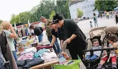  ?? NGZ-FOTO: WOI ?? Beim Abendtröde­lmarkt auf dem Rennbahnpa­rk-Gelände machten sich die Ferien bemerkbar. Einige Händler hatten auf mehr Kunden gehofft.