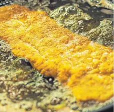  ?? FOTO: NYF ?? In der Pfanne wird das Schnitzel goldbraun ausgebacke­n.