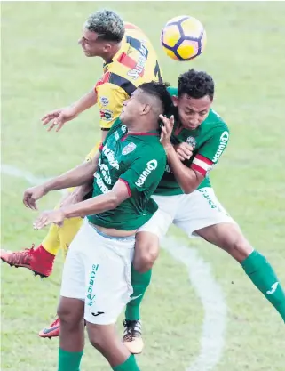  ??  ?? DELANTERO. Ángel Tejeda le gana en el salto a Bryan Martínez y Allan Banegas.