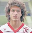  ?? FOTO: DPA ?? Junger Hüpfer: Heiko Herrlich 1989 als 17-Jähriger im Trikot von Bayer Leverkusen.