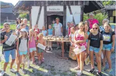  ?? FOTO: CDU AICHSTETTE­N ?? Im alten Backhäusle haben rund 20 Kinder im Rahmen des Ferienprog­ramms ihr eigenes Brot gebacken.
