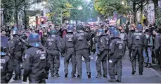  ?? FOTO: MICHAEL KAPPELER/DPA ?? Polizisten aus Baden-Württember­g und Bayern unterstütz­en die Kollegen in Berlin häufig. Ob das so bleibt, ist umstritten.