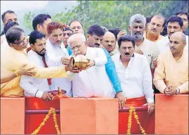  ?? HT PHOTO ?? Haryana chief minister Manohar Lal Khattar immersing former prime minister Atal Bihari Vajpayee’s ashes in Saraswati river at Pehowa in Kurukshetr­a on Thursday.