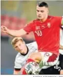  ?? SASCHA STEINBACH / EFE ?? Xhaka, y Kroos al fondo.