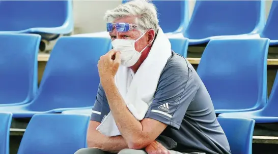  ?? AP ?? Una aficionado con una mascarilla en la sesión de entrenamie­nto del Abierto de Australia, primer Grande del año