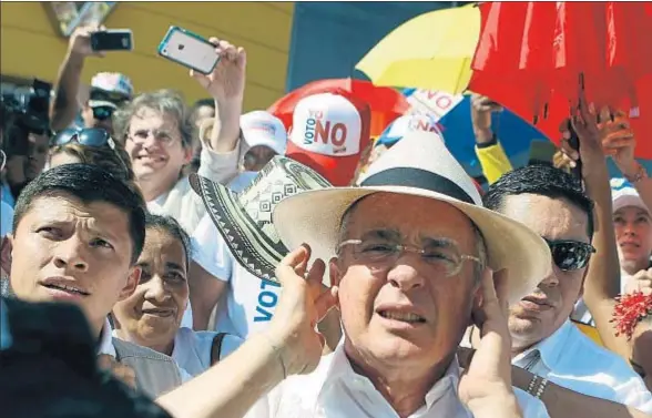  ?? CHRISTIAN ESCOBAR MORA / EFE ?? El ex presidente Uribe encabezó en Cartagena una marcha de 2.000 personas opuestas a los acuerdos de paz