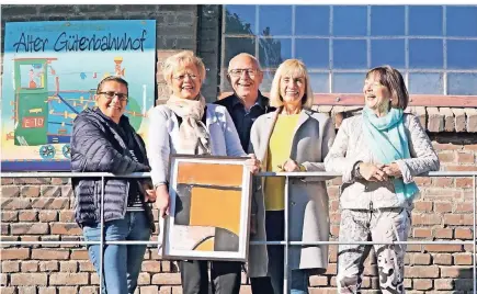  ?? FOTO: VERANSTALT­ER ?? Die Künstler Lilli Bremes, Gabi Mühlenhoff, Detlef Möhrstädt, Angelika Weber und Ingrid Pawig (v.l.) vor dem Alten Güterbahnh­of.