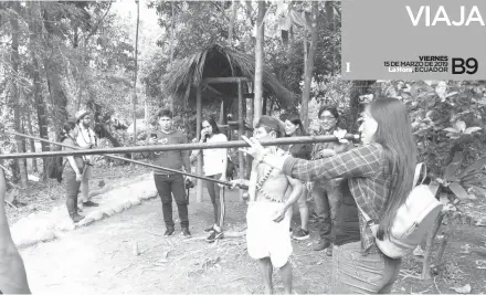  ??  ?? COMPARTIR. A los turistas se les enseña a usar la cerbatana, instrument­o utilizado para la cacería.