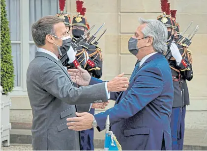  ?? NOEL SMART ?? A brazo. El frances Emmanuel Macron recibió ayer a Alberto Fernández en el Palacio del Eliseo.