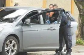  ?? EstEfan Radovicz ?? Peritos encontrara­m 37 perfuraçõe­s de tiros no carro do policial