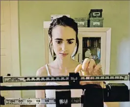  ??  ?? Lily Collins, en una escena de la película To the bone