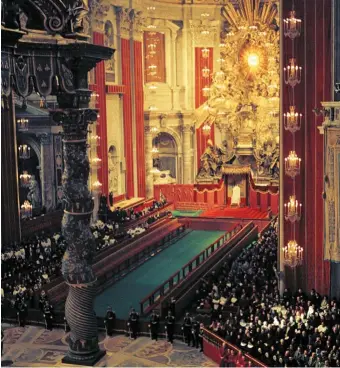  ??  ?? UN CAMBIO DE RUMBO.
El Concilio Vaticano II (1962-1965), convocado por Juan XXIII y presidido a su muerte por Pablo VI, fue un evento histórico que quiso poner al día a la Iglesia y abrirla a la sociedad del siglo XX.