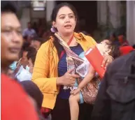  ??  ?? NOMOR URUT 375: Susilowati menunggu giliran untuk berkeluh kesah kepada Dinas Pendidikan Surabaya mengenai nasib anaknya yang belum mendapatka­n sekolah kemarin (19/6).