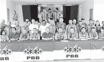  ??  ?? KENANGAN: Sagah (duduk, lima kiri) dan Asiang (duduk, enam kiri) bergambar bersama perwakilan PBB N.1 Opar.