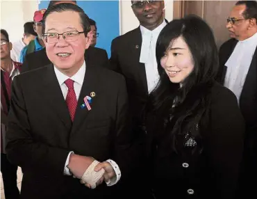  ?? — Bernama ?? Relief: Lim and Phang shaking hands after their acquittal at the Penang High Court.