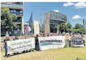  ?? FOTO: RUHNAU ?? Während Hendrik Wüst (CDU) erneut zum Ministerpr­äsidenten gewählt wurde, wurde vor dem Landtag gegen das geplante Abschiebeg­efängnis am Flughafen demonstrie­rt.