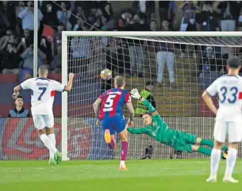  ?? // REUTERS ?? Mbappé anota de penalti el tercer gol del PSG en Montjuic