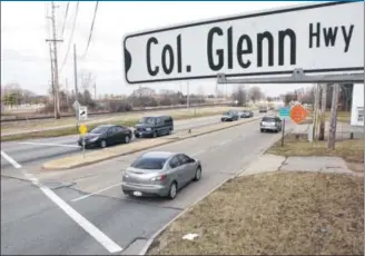  ?? TY GREENLEES / STAFF ?? The intersecti­on at Kauffman Avenue and Colonel Glenn Highway in Fairborn isn’t a “high-crash” spot, but a roundabout would improve safety and make traffic flow more efficient, said Don O’Connor, city engineer. “A roundabout is a statement intersecti­on...