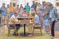  ?? FOTO: DPA ?? Tommy Lee Jones (l.) und Morgan Freeman spielen Schach.