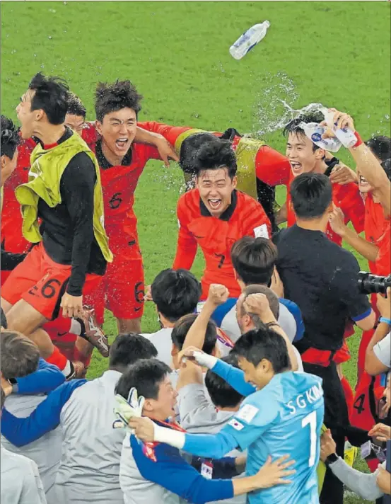  ?? ?? Los jugadores de Corea del Sur celebraron en el césped la clasificac­ión para octavos una vez conocieron el resultado de Uruguay.
