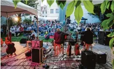  ?? Foto: Helge Heinemann ?? Hier stimmt die Atmosphäre: Im Garten des Stadtmuseu­ms können die Besucher ge mütlich den Gitarrenkl­ängen lauschen.