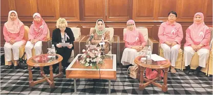  ??  ?? CEGAH: Hasidah (tengah) bersama Suriani (tiga kanan) dan ahli-ahli Persatuan Kumpulan Sokongan Pink Ribbon Kuching pada sidang media di Kuching, semalam.