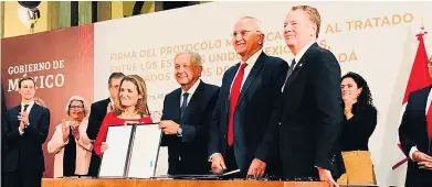  ??  ?? Le 10 décembre, la vice-première ministre du Canada, Chrystia Freeland, s’est rendue à Mexico pour signer une 2e fois l’Accord Canada–États-Unis–Mexique.