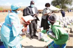  ?? — Picture: John Manzongo ?? First Lady Auxillia Mnangagwa hands over a blanket, food hamper and reusable face mask to Gogo Adhariya Vhita, while Masvingo Provincial Affairs Minister Ezra Chadzamira and Mwenezi West legislator Priscilla Moyo appreciate the gesture in Mwenezi yesterday.