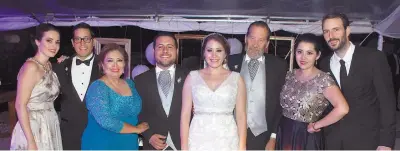  ??  ?? Los novios acompañado­s de la familia de Tere.