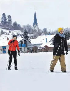  ?? FOTO: MARTINA DIEMAND ?? Viele Menschen sehnen sich derzeit nach Bewegung an der frischen Luft – und probieren angesichts gesperrter Lifte Neues aus. Loipen allerdings sind bislang nur vereinzelt gespurt.