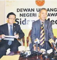  ??  ?? Dr Penguang (right) at the press conference on the state’s drainage project. With him is DID director Chok Moi Soon.