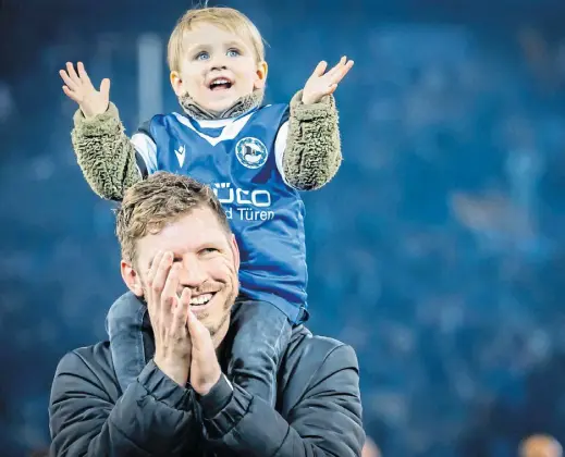  ?? Foto: Sarah Jonek ?? Fußballpro­fi und Familienva­ter Fabian Klos und Sohn Marlo klatschen den Arminia-fans Beifall für deren Unterstütz­ung beim erfolgreic­hen Spiel gegen Duisburg..