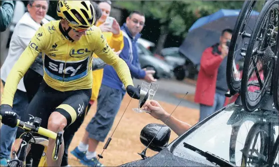  ?? Picture: SEBASTIEN NOGIER, AP ?? SPARKLING: Tour de France Chris Froome accepts a glass of champagne during yesterday’s final stage.