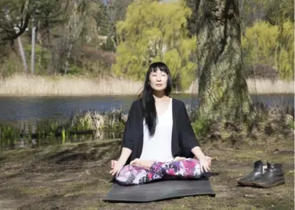  ?? ANNE-MARIE JACKSON/TORONTO STAR ?? YuMee Chung performs Hands-Free Lotus in High Park. The move is a fun low-risk way to prepare the legs for Lotus.