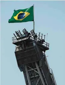  ?? Felipe Dana - 22.set.2010/Associated Press ?? Plataforma da Petrobras em construção em Angra dos Reis