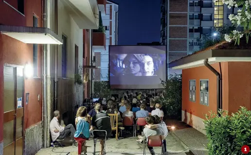  ??  ?? Social club1 Cinema all’aperto nel cortile di una casa popolare al Giambellin­o2 Festa dell’associazio ne Quarto Oggiaro vivibile3 Una domenica all’Idroscalo