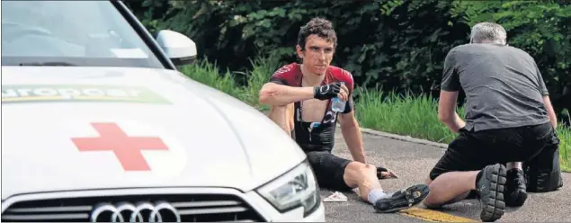  ??  ?? ATENDIDO. Geraint Thomas, tras su caída, se quedó sentado en el suelo, dolorido, y con el rostro lleno de sangre. Fue trasladado a un hospital donde se descartaro­n lesiones graves.