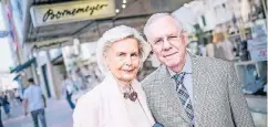  ?? RP-FOTO: ANDREAS BRETZ ?? Karin und Manfred Bornemeyer führen seit den 1960er Jahren das Wäschehaus an der Schadowstr­aße – im März 2017 schließen sie es.