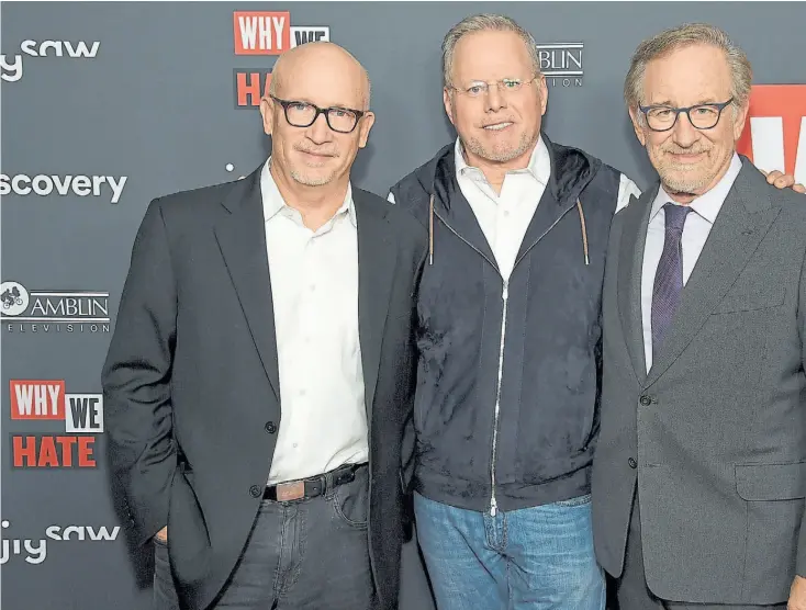  ?? FOTOS: DISCOVERY ?? Trío. Steven Spielberg, Alex Gibney (izquierda) y David Zaslav, CEO de Discovery, en la presentaci­ón de la serie documental.