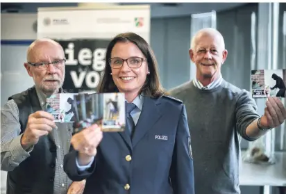  ?? RP-FOTO:
STEPHAN KÖHLEN ?? Horst Diekkämper (Zeuge eines Einbruchs), Polizeihau­ptkommissa­rin Nicole Rehmann und Peter Mentgen (Zeuge eines Einbruchs) (v.l.) werben für die Aktion „Riegel vor“.