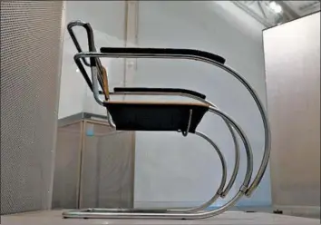  ?? ABEL URIBE/CHICAGO TRIBUNE ?? Ludwig Mies van der Rohe’s tubular steel MR Chair is shown when it was part of a traveling exhibition.