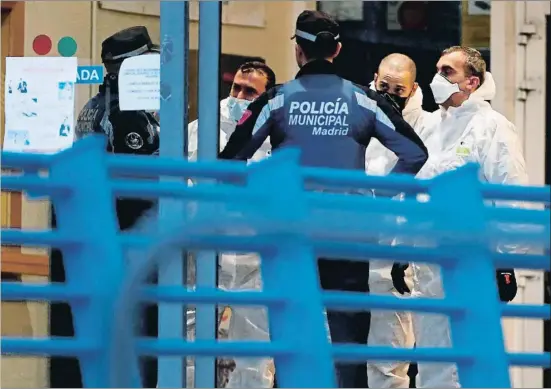  ?? MARISCAL / EFE ?? Miembros de la UME conversan con agentes de la Policía Municipal de Madrid, este lunes en el Palacio de Hielo, que se convertirá en morgue