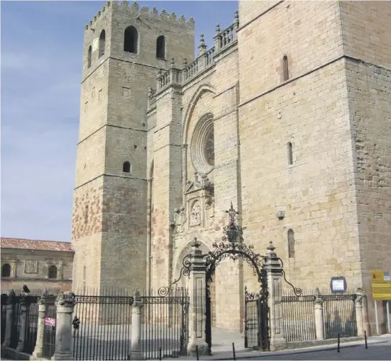  ?? ?? Sieht aus wie eine Festung, ist aber die Kathedrale von Sigüenza.